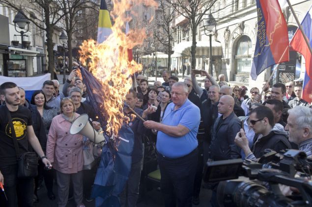 Διαδηλωτές καίνε σημαία του ΝΑΤΟ στη Σερβία (AP Photo/Marko Drobnjakovic)