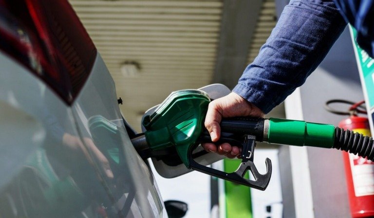 Αισχροκέρδεια στα καύσιμα; Γιατί αυξήθηκαν οι τιμές πριν καν φτάσουν τα νέα φορτία