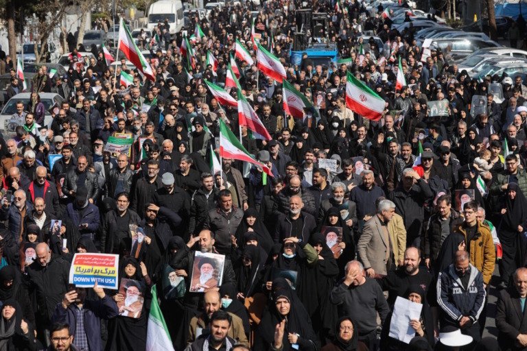 Ιράν: Πλήθος κόσμου στην Τεχεράνη για την προσευχή της Παρασκευής παρά τις επιδρομές ΗΠΑ και Ισραήλ