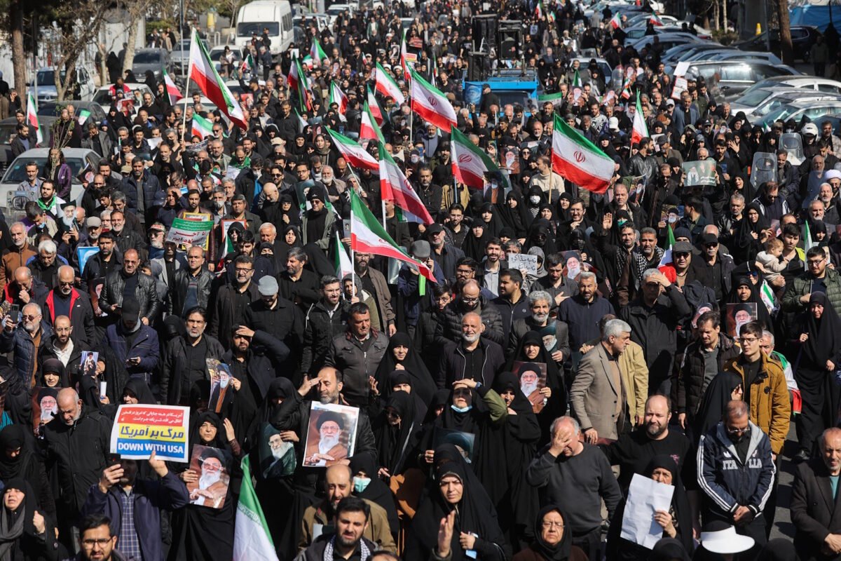 Ιράν: Πλήθος κόσμου στην Τεχεράνη για την προσευχή της Παρασκευής παρά τις επιδρομές ΗΠΑ και Ισραήλ