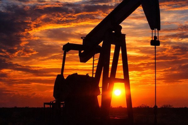 Αμερικανός υπουργός Οικονομικών: «Μπορεί να άρουμε τις κυρώσεις σε περισσότερο ρωσικό πετρέλαιο»