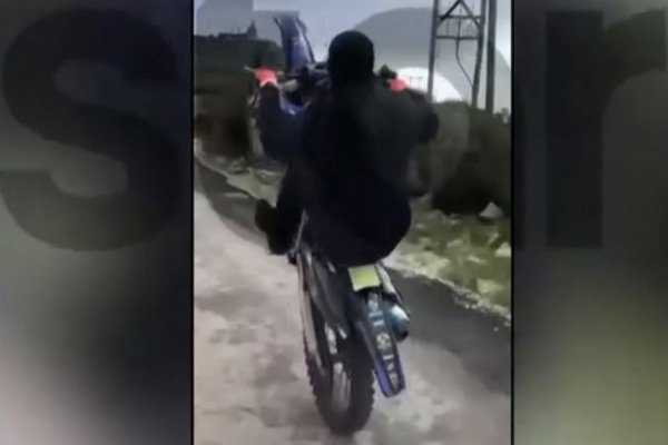Αίγινα: Σύλληψη κασκαντέρ-μοτοσικλετιστή για επικίνδυνη οδήγηση – Διαφήμιζε τις σούζες του στο TikTok – Δείτε βίντεο