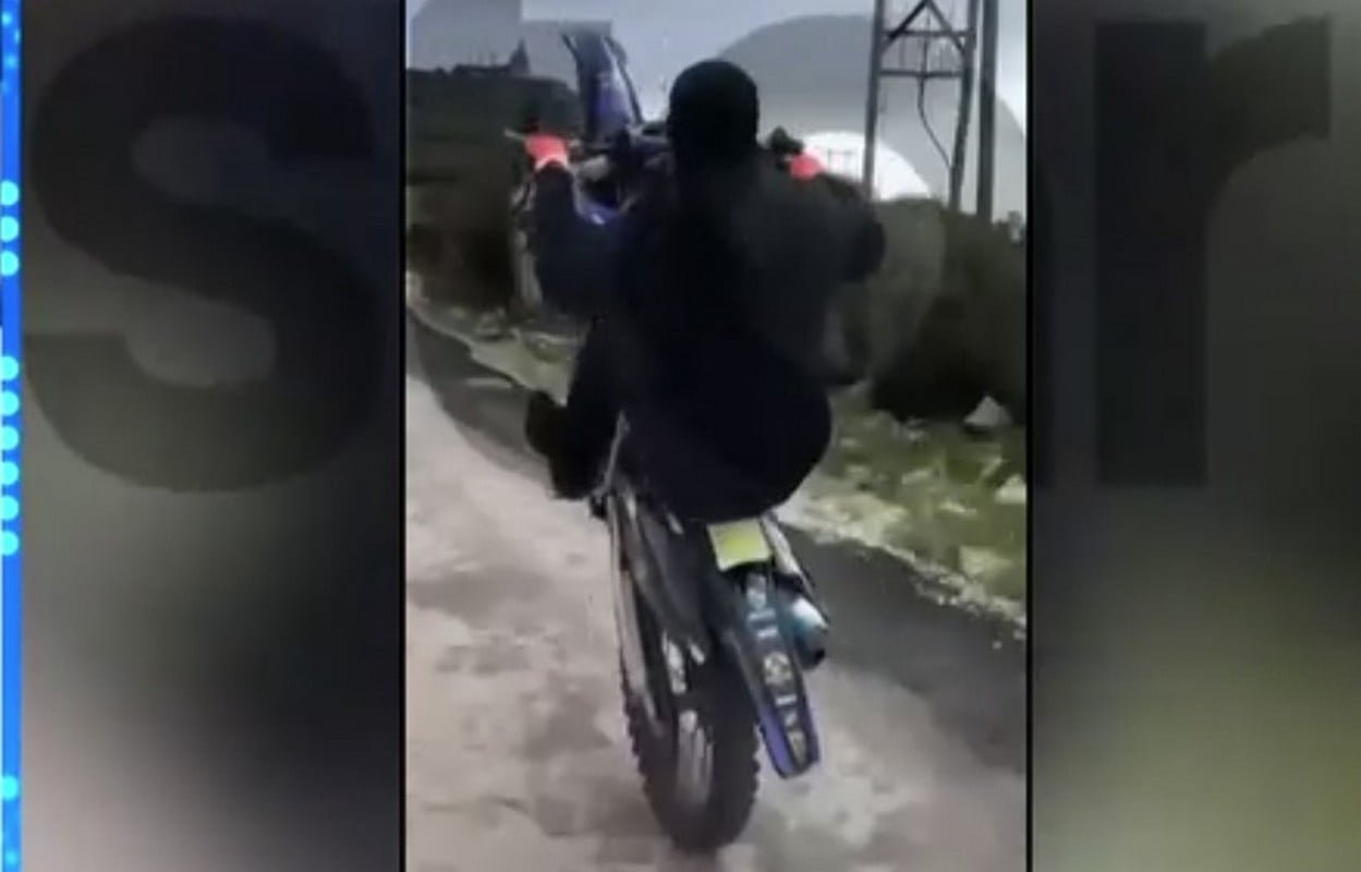 Αίγινα: Σύλληψη κασκαντέρ-μοτοσικλετιστή για επικίνδυνη οδήγηση – Διαφήμιζε τις σούζες του στο TikTok – Δείτε βίντεο