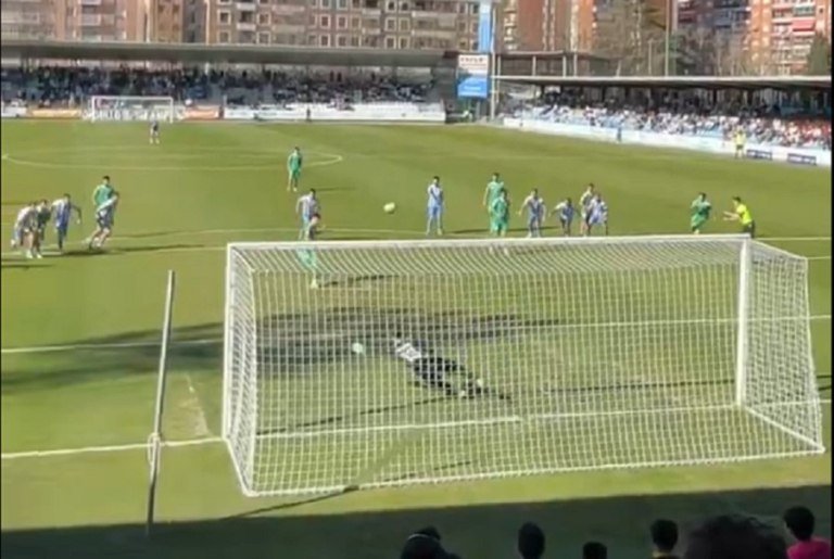 Ισπανία: Εκτέλεσε πέναλτι κι έστειλε τη μπάλα στο… υπερπέραν! (vid)