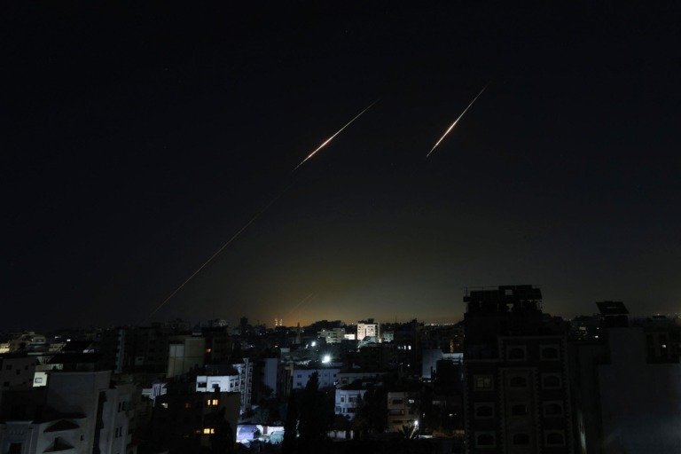 Το Ισραήλ δήλωσε ότι εξαπέλυσε «ευρείας κλίμακας κύμα επιθέσεων» εναντίον της Τεχεράνης – Το Ιράν αντεπιτίθεται