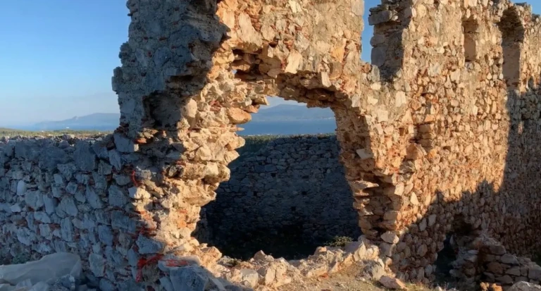 Το άγνωστο κάστρο της Εύβοιας που μοιάζει σαν από παραμύθι