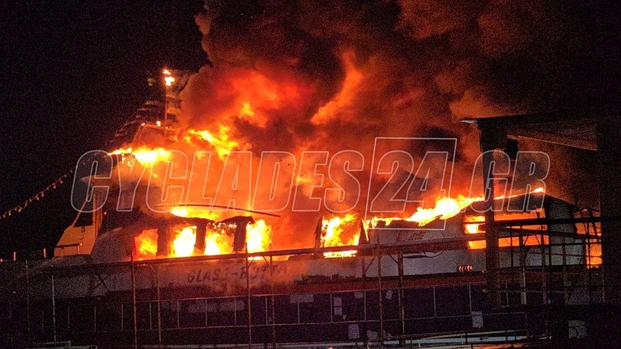 Σύρος: Πυρκαγιά σε τρία σκάφη στο λιμάνι – Ερευνώνται τα αίτια