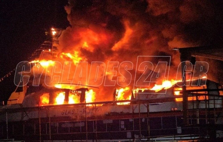 Φωτιά σε σκάφη στη χερσαία ζώνη του λιμένα Σύρου