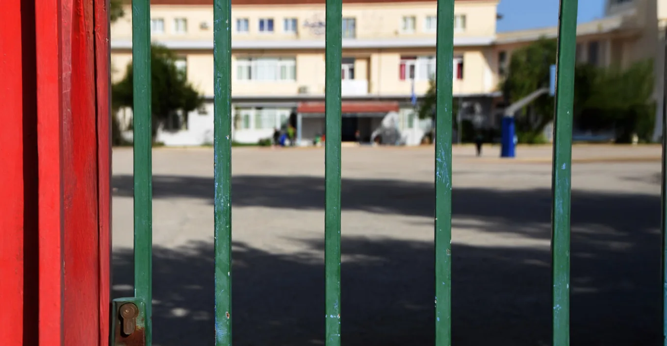 Θεσσαλονίκη: Πέταξαν επτά μολότοφ σε προαύλιο σχολείου στην Ευκαρπία BINTEO