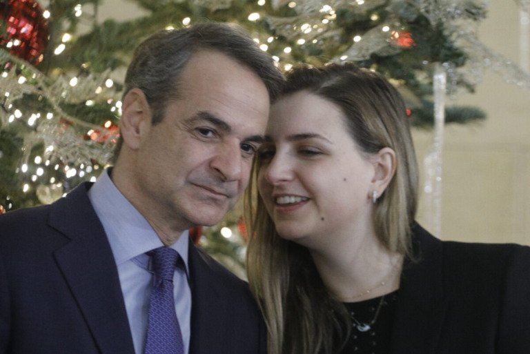 Σοφία Μητσοτάκη: Οργισμένη απάντηση για την επιστροφή της από το Ντουμπάι – «Η ξεφτίλα δεν έχει όρια»