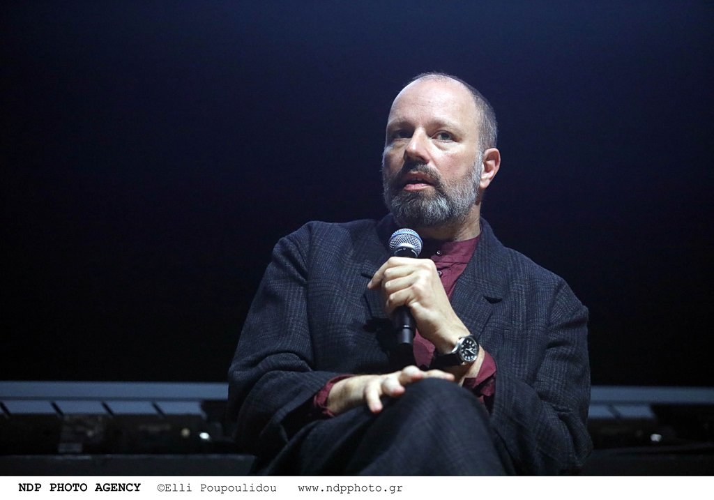 Γιώργος Λάνθιμος: Αποκαλύπτει γιατί του δίνει ελευθερία ο φωτογραφικός φακός – Δείτε κομμάτια από την έκθεσή του στη Στέγη