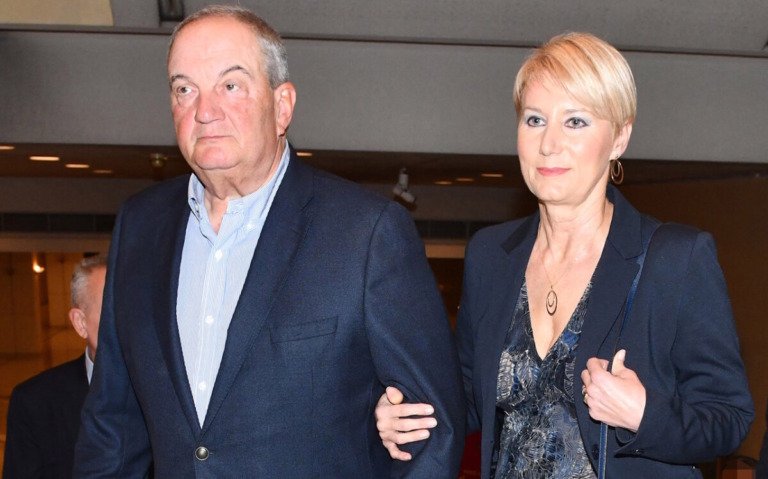 Νατάσα Παζαΐτη για Κώστα Καραμανλή: Με ξεκουράζει η αγκαλιά και το χιούμορ του συζύγου μου