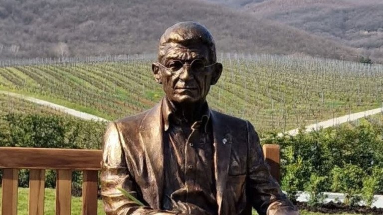 Ο κυρ-Γιάννης βρέθηκε ξανά στα αμπέλια του – Ορείχαλκινο άγαλμα στο κτήμα Νάουσας