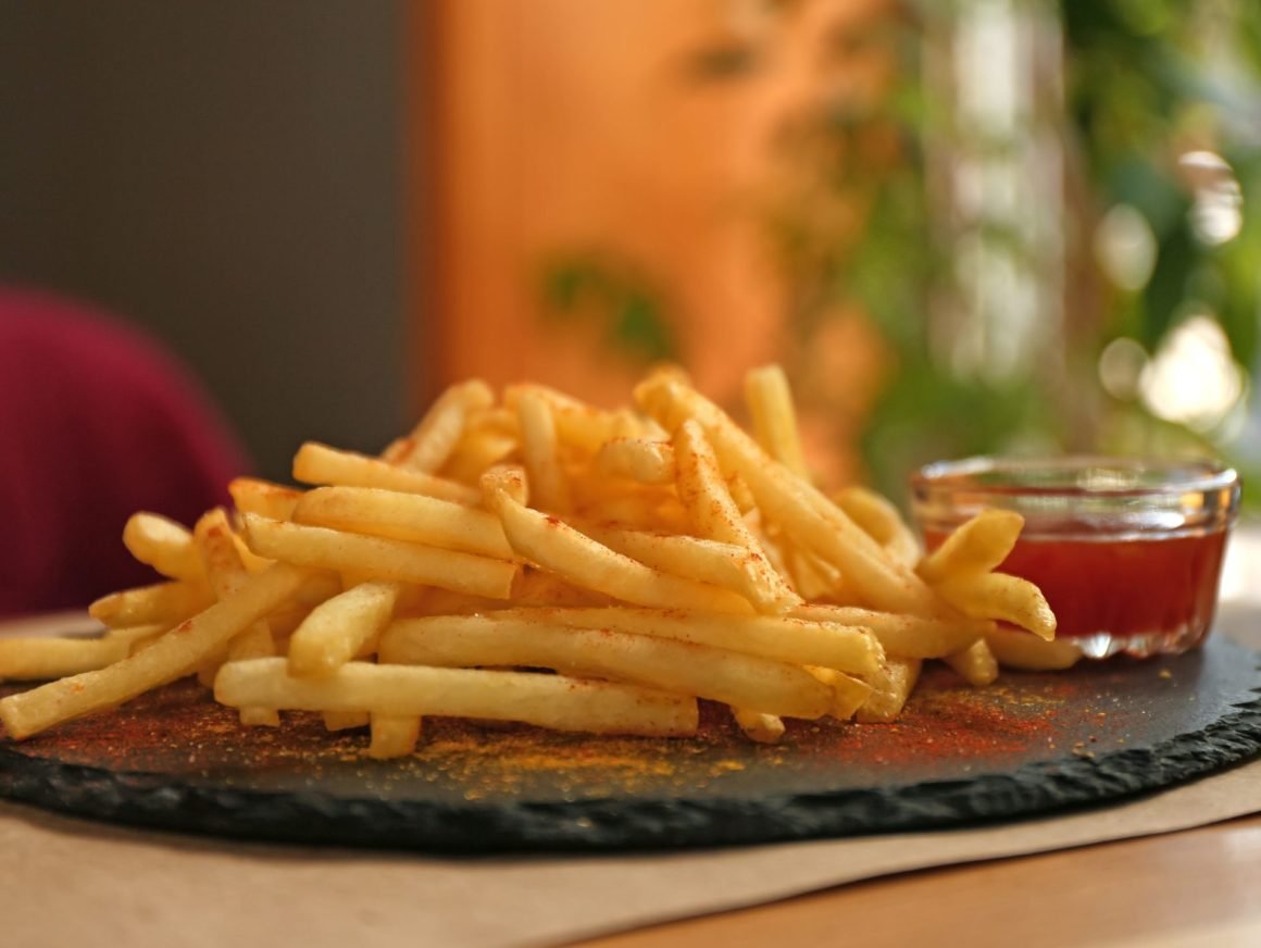 Το hack που λατρεύουν οι ειδικοί για πιο υγιεινές τηγανιτές πατάτες