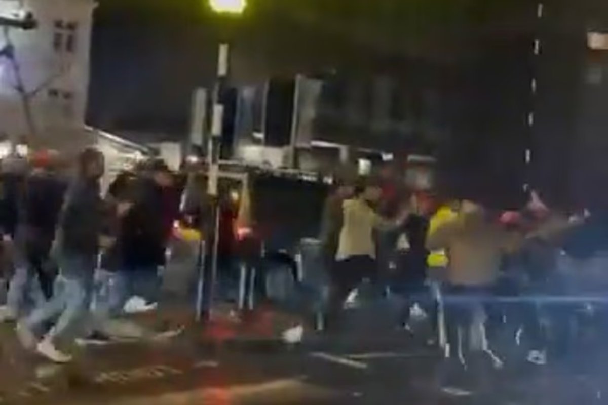 Σκηνές χάους στο Λονδίνο: Άγριες συμπλοκές υποστηρικτών και αντιπάλων του ιρανικού καθεστώτος έξω από τζαμί