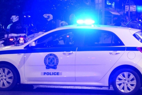 Βίντεο-ντοκουμέντο: Η στιγμή που ο 48χρονος Σουδανός απειλεί πως θα ανατινάξει με χειροβομβίδες το κτίριο της ΓΑΔΑ