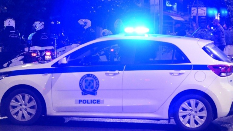 Βίντεο-ντοκουμέντο: Η στιγμή που ο 48χρονος Σουδανός απειλεί πως θα ανατινάξει με χειροβομβίδες το κτίριο της ΓΑΔΑ