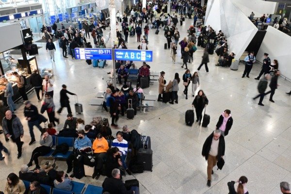 Έφτασε στο Ελ. Βενιζέλος το πρώτο από τα δύο αεροσκάφη με Έλληνες από το Ντουμπάι