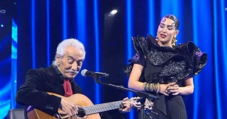 Κώστας Χατζής: Η συγκινητική ερμηνεία με την κόρη του, Δανιέλα στη σκηνή του J2US