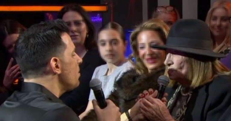 Θοδωρής Φέρρης: Η πρώτη τηλεοπτική εμφάνιση της μητέρας του και το συγκινητικό ντουέτο