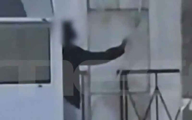 Θρίλερ στη ΓΑΔΑ: «Σουδανός πρόσφυγας» κρατούσε χειροβομβίδα και ισχυρίστηκε ότι τις βρήκε κάτω από την Ακρόπολη!