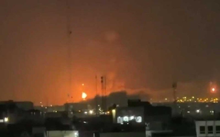 Το Ισραήλ χτύπησε τρεις ιρανικές πετρελαϊκές υποδομές στην Τεχεράνη (video)