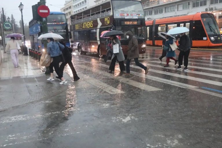 Καιρός σήμερα: Στα δύο η χώρα με ήλιο και βροχές, η θερμοκρασία έως τους 19 βαθμούς, 7 μποφόρ στο Αιγαίο