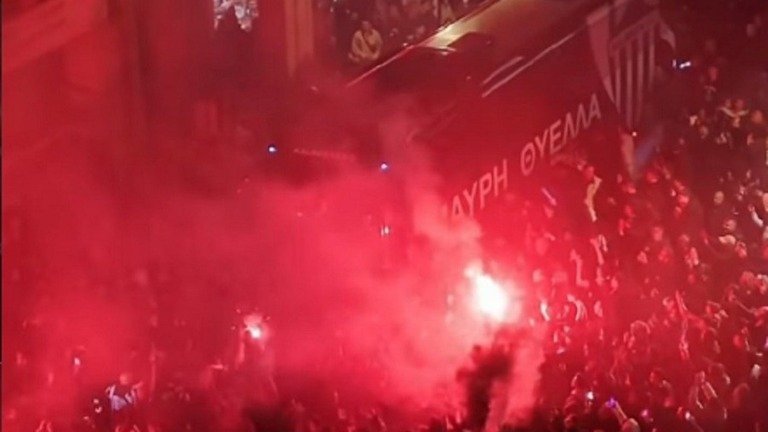 Καλαμάτα: Ξέφρενοι πανηγυρισμοί για την άνοδο στα… σαλόνια της Super League – Δείτε βίντεο και φωτογραφίες