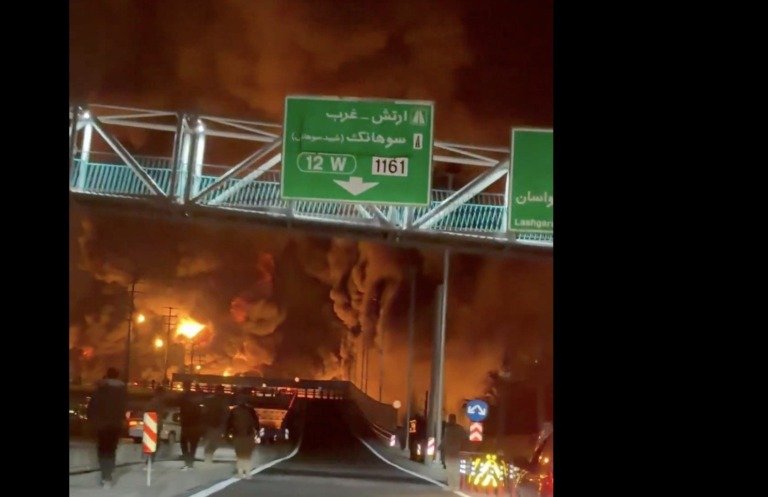 Τεχεράνη: Εφιαλτικές εικόνες από φωτιά σε αποθήκη πετρελαίου (βίντεο)