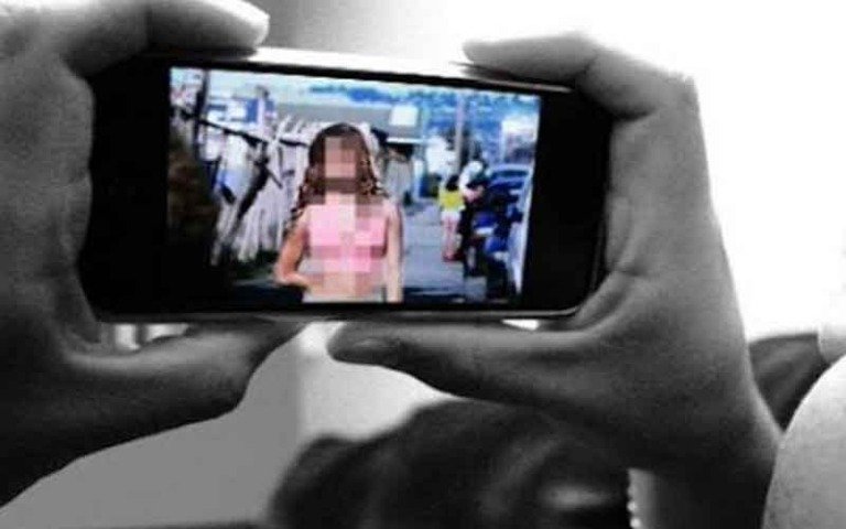 Φρίκη στην Αχαΐα: 82χρονος συνελήφθη για πορνογραφία ανηλίκων – Κατέγραφε ακόμη και τα εγγόνια του