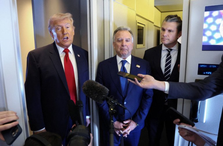 Ντόναλντ Τραμπ: Δε νομίζω ότι θα μείνει κανείς για να παραδοθεί στο Ιράν