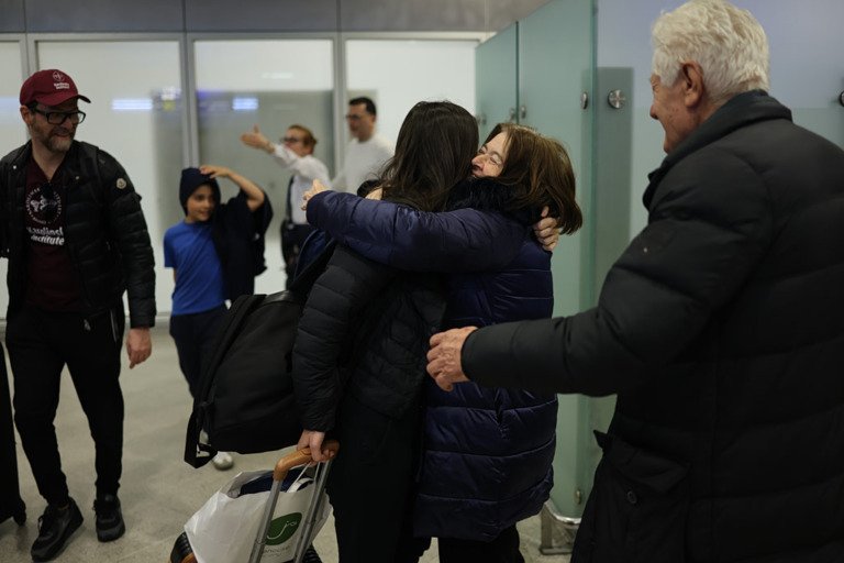 Συγκινητικές στιγμές τα μεσάνυχτα στο «Ελ. Βενιζέλος» – Επαναπατρίστηκαν 450 Έλληνες από το Ντουμπάι (video)