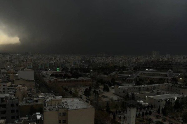 Ιράν: Μαύρος καπνός σκεπάζει τον ουρανό της Τεχεράνης μετά τις επιθέσεις σε πετρελαϊκές εγκαταστάσεις – Προειδοποιήσεις για τοξική βροχή