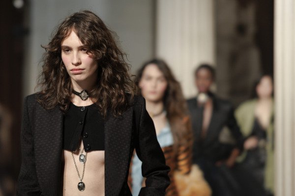 Nina Ricci: Roccoco αισθητική εμπνευσμένη από τη Μαρία Αντουανέτα με έντονο ρουζ και skincare στο επίκεντρο