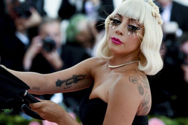 Η Lady Gaga ανακοίνωσε τον γάμο της στον «αέρα» της εκπομπής του Bruno Mars