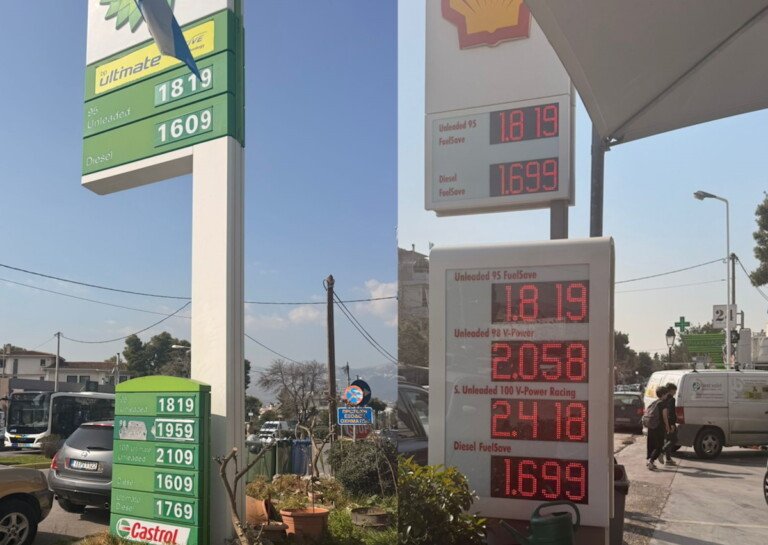 Μέση Ανατολή: Ουρές στα βενζινάδικα και φόβοι για εκτίναξη της βενζίνης στα 2 ευρώ από τον πόλεμο – Στα 1,82 ευρώ η αμόλυβδη στα βόρεια προάστια
