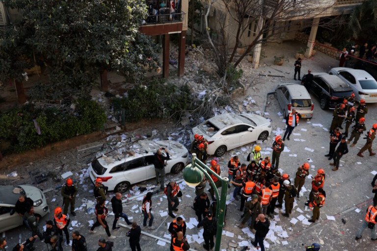 Ισραήλ: 12 τραυματίες από καταστροφικό μπαράζ πυραυλικών επιθέσεων του Ιράν