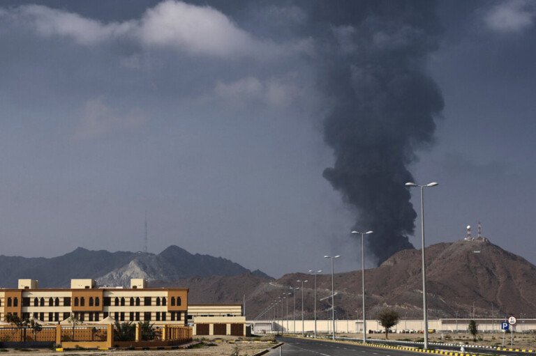 Φλέγεται το αμερικανικό προξενείο στο Ντουμπάι