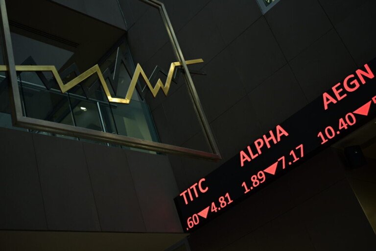 Άγριο ξεπούλημα στο ελληνικό χρηματιστήριο: Τα αρνητικά μηνύματα από τη Wall Street διεύρυναν την πτώση στο κλείσιμο