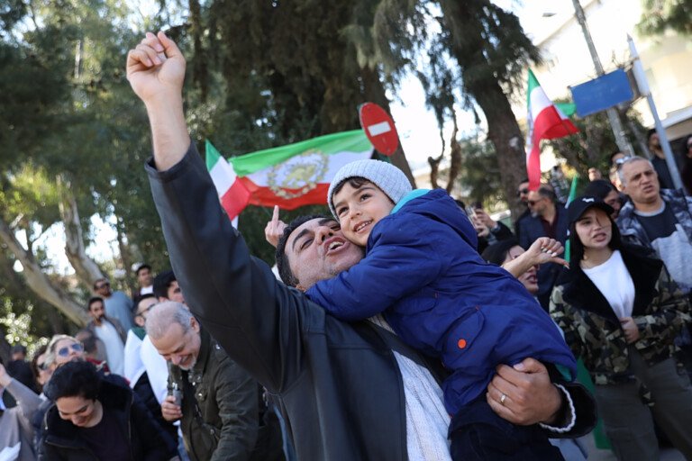 Πόλεμος στο Ιράν: Τι λένε Ιρανοί που ζουν στην Ελλάδα για την κατάσταση στη χώρα τους