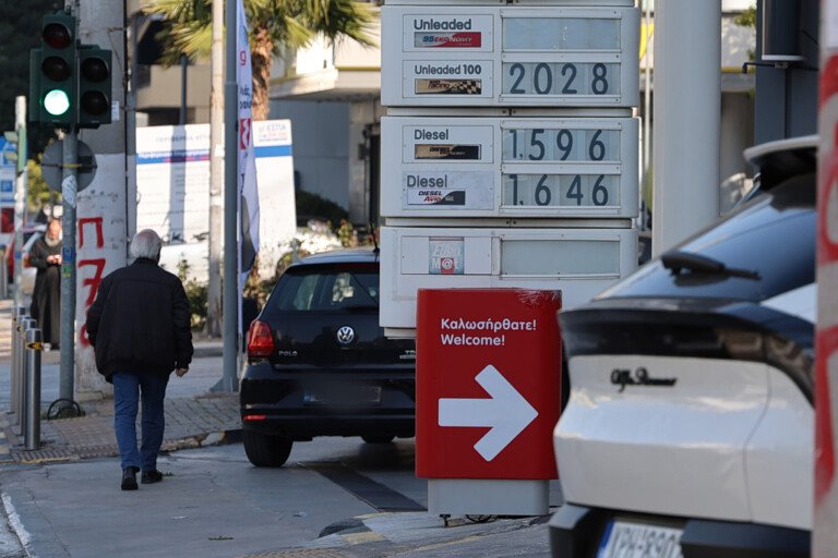 Ανήσυχοι οι Έλληνες για τον πόλεμο στο Ιράν – Γεμίζουν ρεζερβουάρ και «στοκάρουν» είδη πρώτης ανάγκης