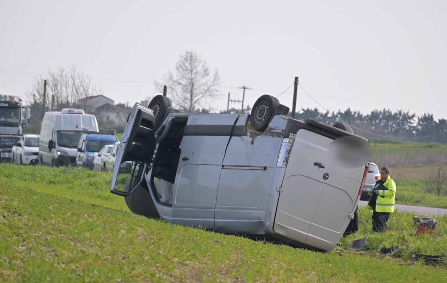 Λάρισα: Νεκρός 95χρονος σε τροχαίο μετά τη Νίκαια – Εμπλέκονται 3 οχήματα, ανετράπη βανάκι – ΦΩΤΟ και ΒΙΝΤΕΟ