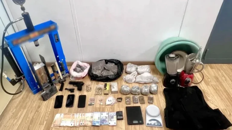 Ηρωίνη, κοκαΐνη, «καβάτζα», πιστόλια και αλεξίσφαιρο γιλέκο, εξαρθρώθηκε συμμορία που διακινούσε ναρκωτικά στη Δυτική Αττική, ΒΙΝΤΕΟ