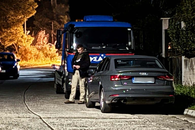 Θρίλερ στη Νέα Μάκρη: Το αυτοκίνητο που δέχθηκε πυρά βρέθηκε εγκαταλελειμμένο – Εμπλοκή Τούρκων «βλέπουν» οι αρχές
