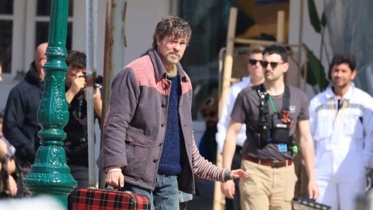 Ο Μπραντ Πιτ σαλπάρει από την Ύδρα, απόβαση και αποχώρηση