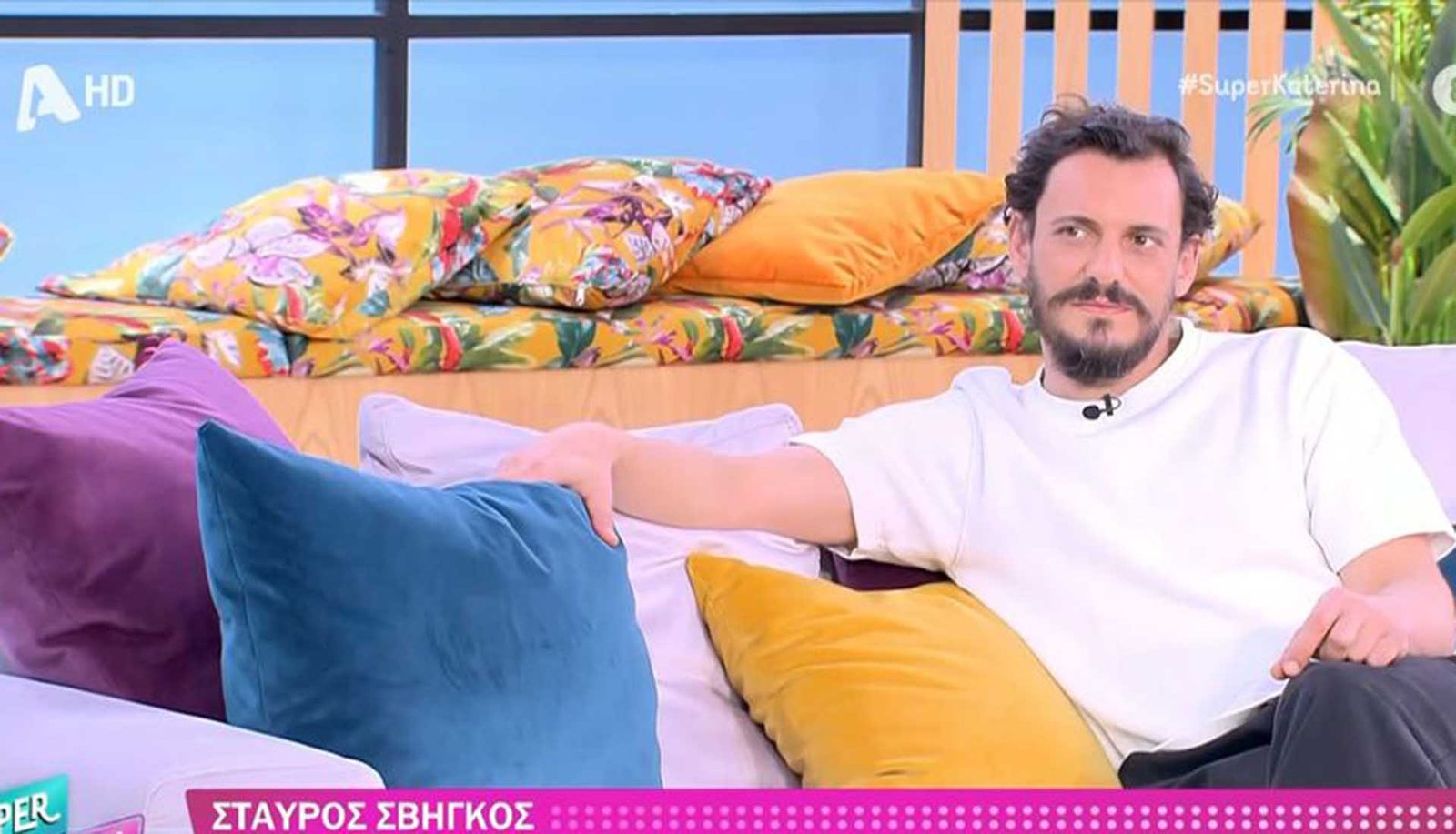 O Σταύρος Σβήγκος μιλάει για τον ρόλο του στη σειρά «Porto Leone: Στη γειτονιά με τα κόκκινα φανάρια»