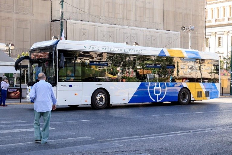 Άγριο επεισόδιο σε λεωφορείο: 24χρονος «κάρφωσε» στιλό στο πρόσωπο 38χρονου επιβάτη
