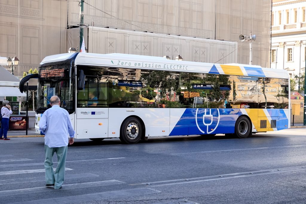 Άγριο επεισόδιο σε λεωφορείο: 24χρονος «κάρφωσε» στιλό στο πρόσωπο 38χρονου επιβάτη