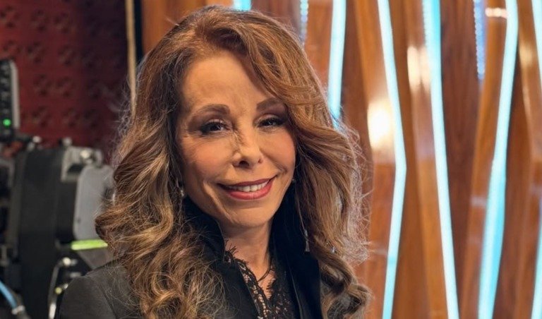 Βούλα Πατουλίδου: «Θα γίνω καλύτερα, έχει δυσκολία…» – Η εξομολόγηση για τη ζωή της μετά τον θάνατο του Δημήτρη Ζαρζαβατσίδη