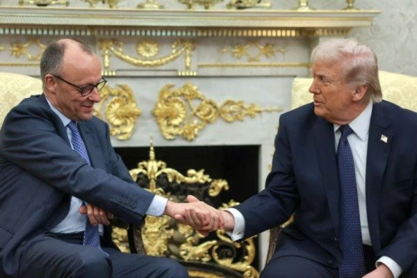 Τραμπ: Τι παραδέχτηκε και τι έκρυψε στις δηλώσεις του για τον πόλεμο στη Μέση Ανατολή παρουσία του καγκελάριου Μερτς